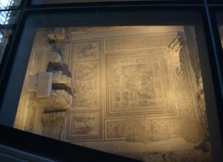 The Crowd Around the King